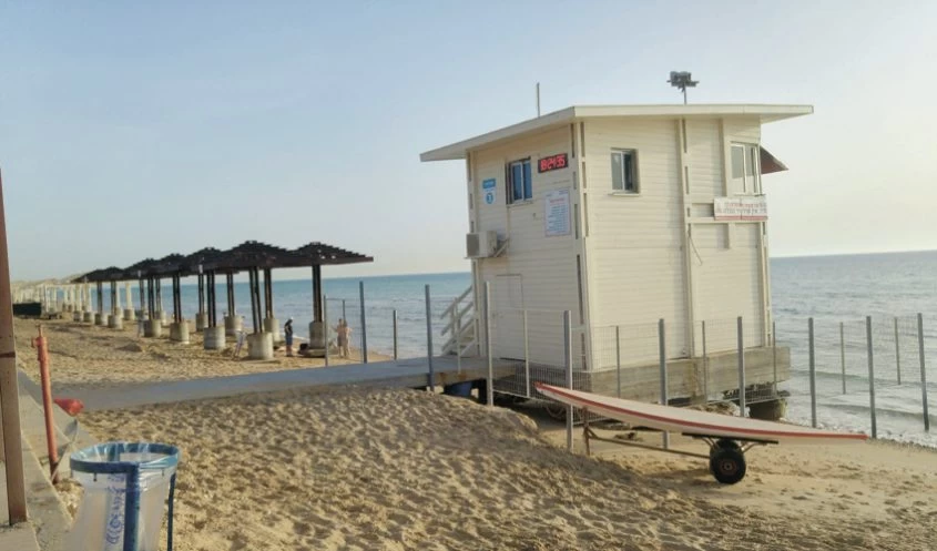 תחנת הצלה בחוף זמיר (צילום: אלה אהרונוב)