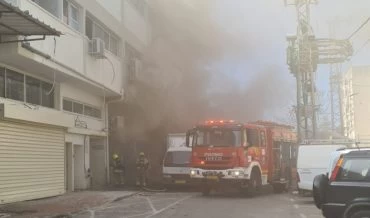 שריפה בחנות למיזוג אוויר בעכו (צילום: דוברות כבאות והצלה מחוז חוף)