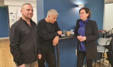 ראש העירייה קליש-רותם, שר החוץ לפיד ויוסי שלום (צילום: "יש עתיד")