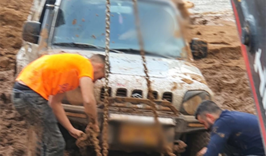חילוץ הרכב שנתקע באפיק נחל געתון (צילום: רשות ניקוז ונחלים גליל מערבי)