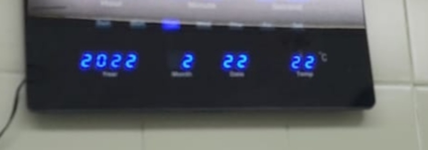 השעון שעל קיר חדר הלידה (צילום: דוברות רמב"ם)