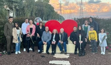 חנוכת ספסל האוהבים בקרית ביאליק (צילום: דוברות העירייה)