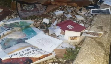 קטלוגים וכרזות של תערוכות זרוקים בכניסה למוזיאון טיקוטין (צילום: בועז כהן)