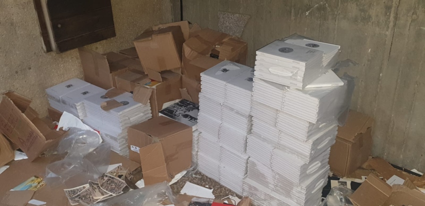 ספרים וקטלוגים הושלכו לרחוב בכניסה למוזיאון טיקוטין (צילום: בועז כהן)