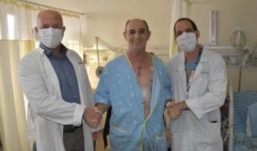המנותח אליהו ברקו עם ד"ר שרוני וד"ר לוינר במחלקה לניתוחי לב בכרמל (צילום: אלי דדון)