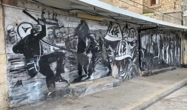 עבודה של בן משיח בשוק הפשפשים (צילום: חגית הורנשטיין)