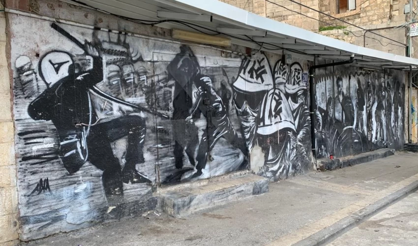 עבודה של בן משיח בשוק הפשפשים (צילום: חגית הורנשטיין)