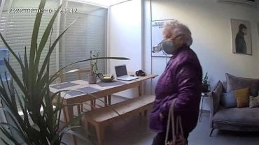 האישה שנכנסה לביתה של רומי בלבול וגנבה שעון (צילום ממצלמת האבטחה)