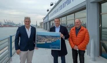 שר התיירות יואל רזבוזוב עם מנדי זלצמן ואשל ארמוני בנמל חיפה (צילום: ורהפטיג ונציאן)