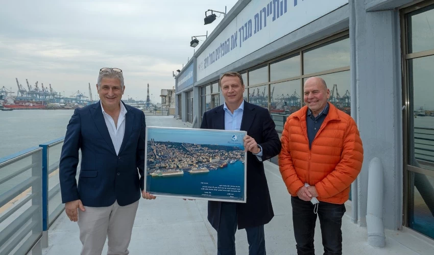 שר התיירות יואל רזבוזוב עם מנדי זלצמן ואשל ארמוני בנמל חיפה (צילום: ורהפטיג ונציאן)