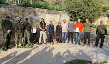נציגי המשפחה עם מתנדבי יכ"ל ומתנדב מיחידת חילוץ גליל-כרמל והכלבה קאלי (צילום: ירון בן אלי)
