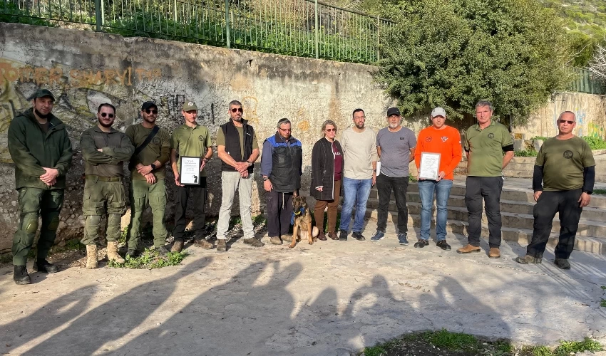 נציגי המשפחה עם מתנדבי יכ"ל ומתנדב מיחידת חילוץ גליל-כרמל והכלבה קאלי (צילום: ירון בן אלי)
