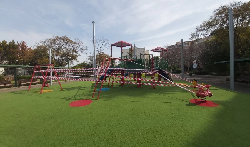 גן שעשועים שנתחם על ידי העירייה