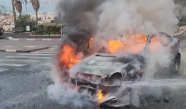 רכב עולה באש בשדרות הציונות בחיפה (צילום" דוברות כבאות והצלה - חוף)
