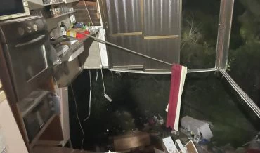 מראפסת קרסה ברחוב שמשון (צילום: דוברות כבאות והצלה - חוף)