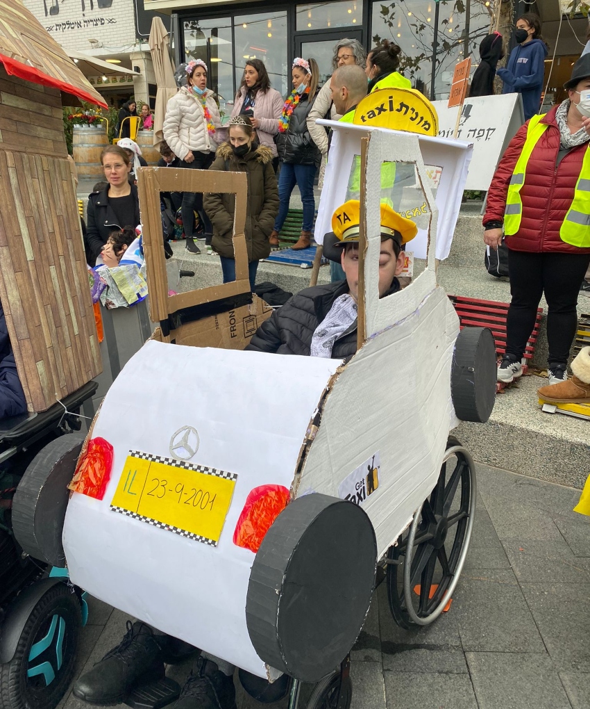 תלמידי בית הספר אופקים חוגגים פורים במרכז הכרמל