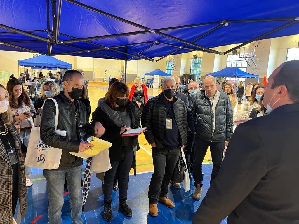 ועדת הפרס במהלך ביצוע ההערכות בנשר (צילום: דוברות עיריית נשר)