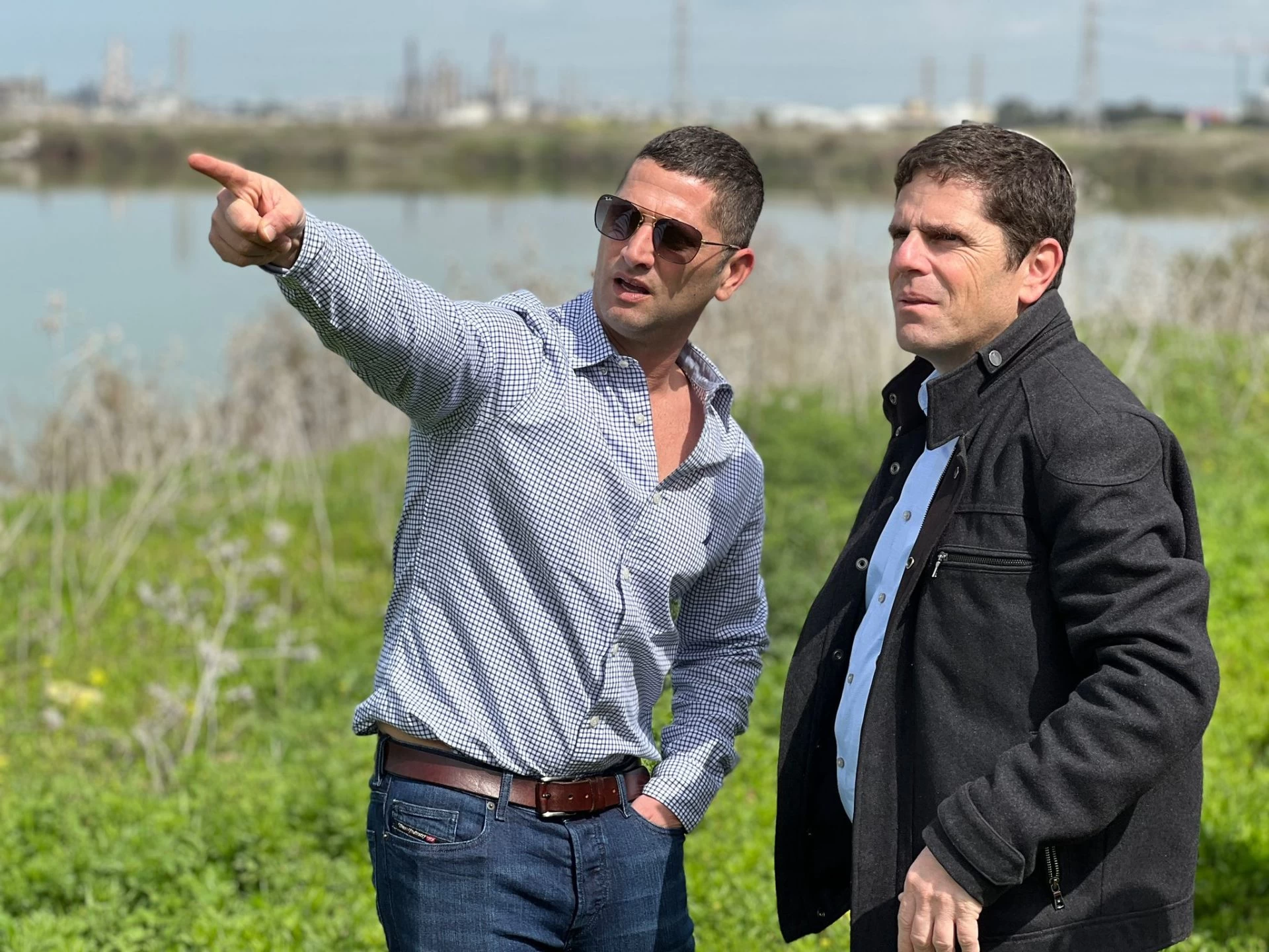 לוי בסיור עם חברי הקרן לשיקום מחצבות (צילום: באדיבות דוברות עיריית נשר)