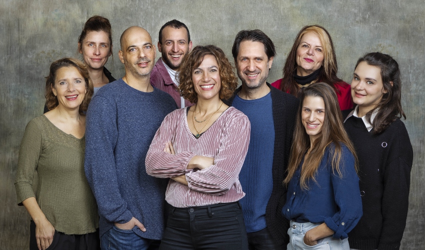 היוצרים. מימין לשמאל: חן גרטי, נופר הורביץ, צביה הוברמן, רועי שגב, ענבל גנצר, תום חודורוב, רן דברת, הדס קריידלמן גלבוע, הדר גלרון (צילום: ז'ראר אלון)