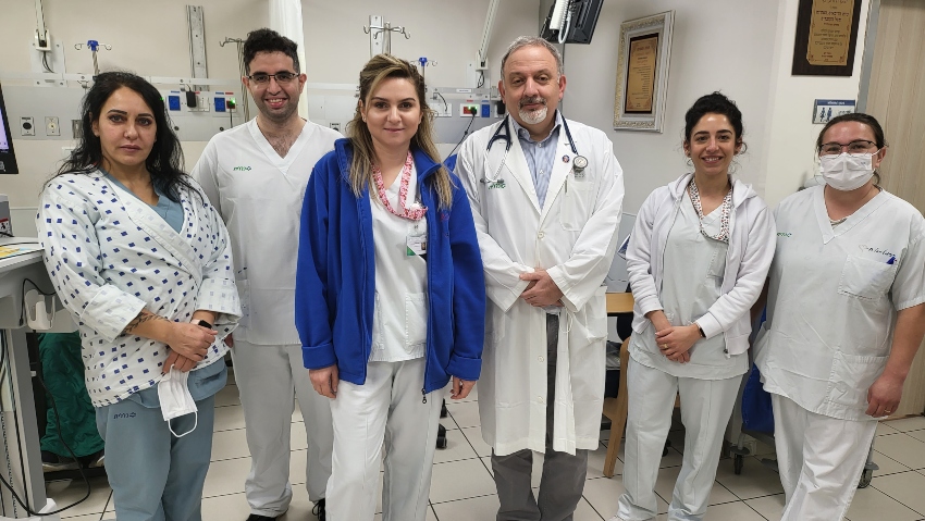 רגינה דרליוק עם מנהל המכון ההמטולוגי, ד"ר מאיר פרייס, וצוות המכון (צילום: אלי דדון)