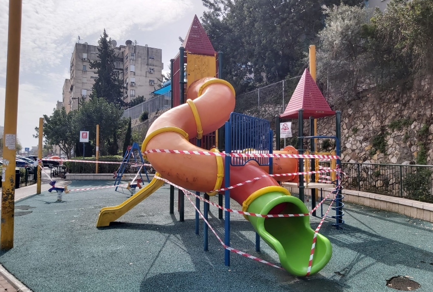 גן שעשועים שנתחם על ידי העירייה