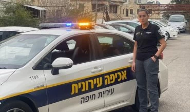 הפקחית לי זיידנפלד שהייתה בניידת שאיתרה את הילד (צילום: דוברות עיריית חיפה)