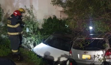 שני כלי הרכב שנפלו לחצר בית (צילום: דוברות כבאות והצלה חוף)