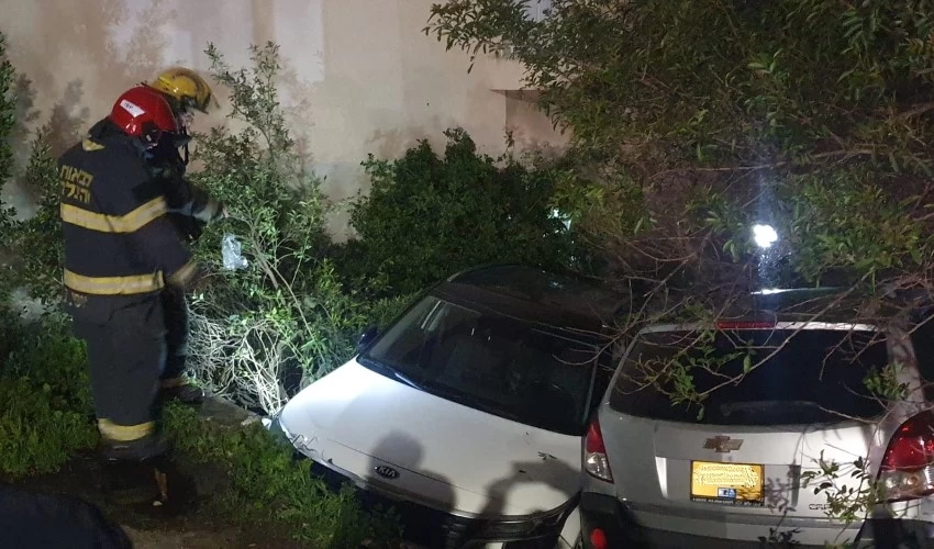 שני כלי הרכב שנפלו לחצר בית (צילום: דוברות כבאות והצלה חוף)