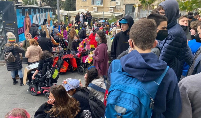 תלמידי בית הספר אופקים חוגגים פורים במרכז הכרמל