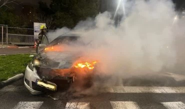 רכב עלה באש במהלך נסיעה בשדרות אבא חושי (צילום: דוברות כבאות והצלה חוף)