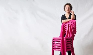 "ההורים איתי בלב, גם כשהם לא באמת שם". יעל שיה (צילום: שחר טישלר)