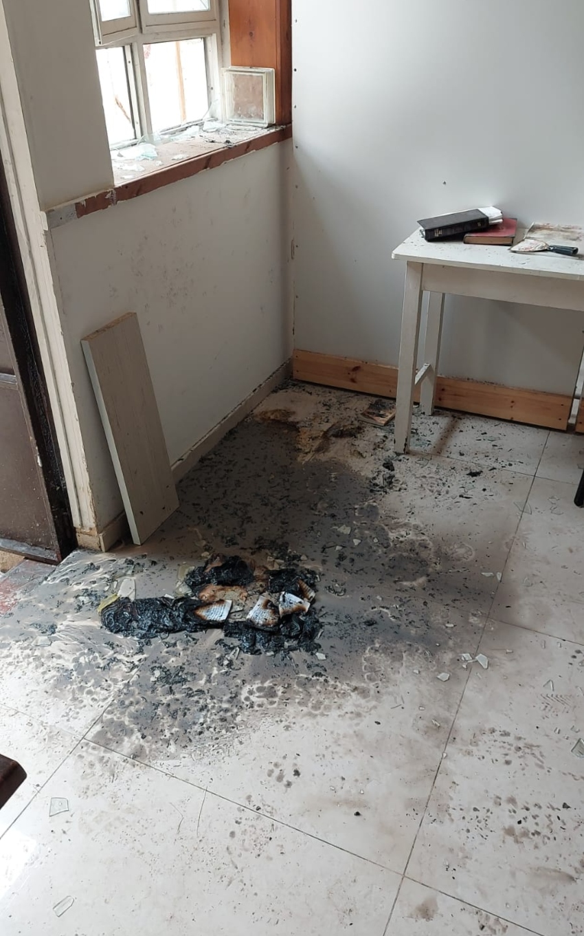 נזק כבד לבית הכנסת (צילום: אלכס פייגנבאום)