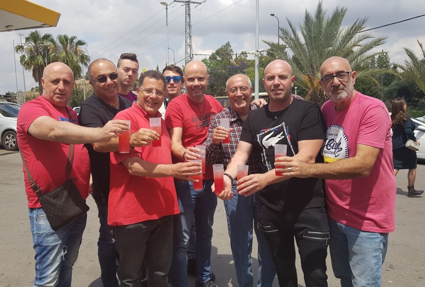 "הפועל חיפה לא תהיה אלמנה". נקש עם האוהדים (צילום: עצמי)
