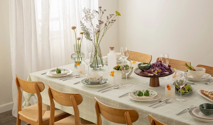 אגרטלים שקופים, ולא להגזים עם הפרחים. השולחן האביבי (צילום: ערן סלם לגולף אנד קו)