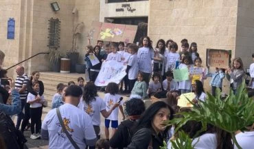 הורים ותלמידים מהמסלול הדו-לשוני מפגינים ליד בניין העירייה (צילום: גילה לבני זמיר)