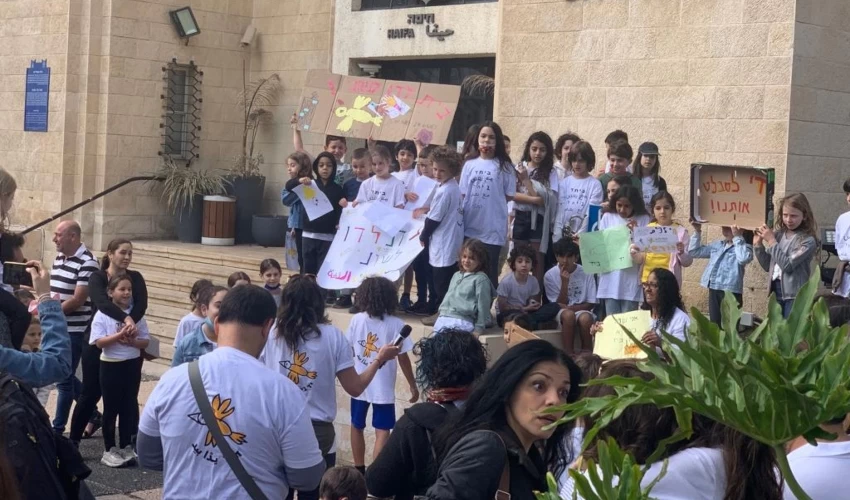 הורים ותלמידים מהמסלול הדו-לשוני מפגינים ליד בניין העירייה (צילום: גילה לבני זמיר)