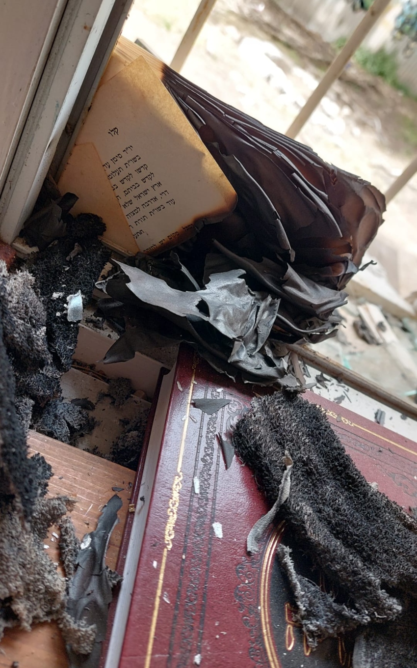 נזק כבד לבית הכנסת (צילום: אלכס פייגנבאום)