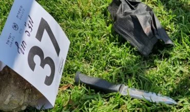 הסכין שנתפסה וזירת האירוע (צילום: דוברות המשטרה)
