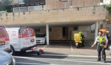 פועל נפצע קשה כתוצאה מנפילה מגובה ברחוב רש"י (צילום: תיעוד מבצעי מד"א)