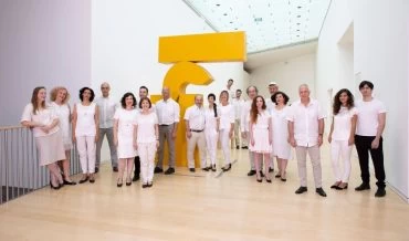 האנסמבל הקולי הישראלי. ברקע: מנשה קדישמן, "מתח, 1966" (צילום דור אבן-חן)