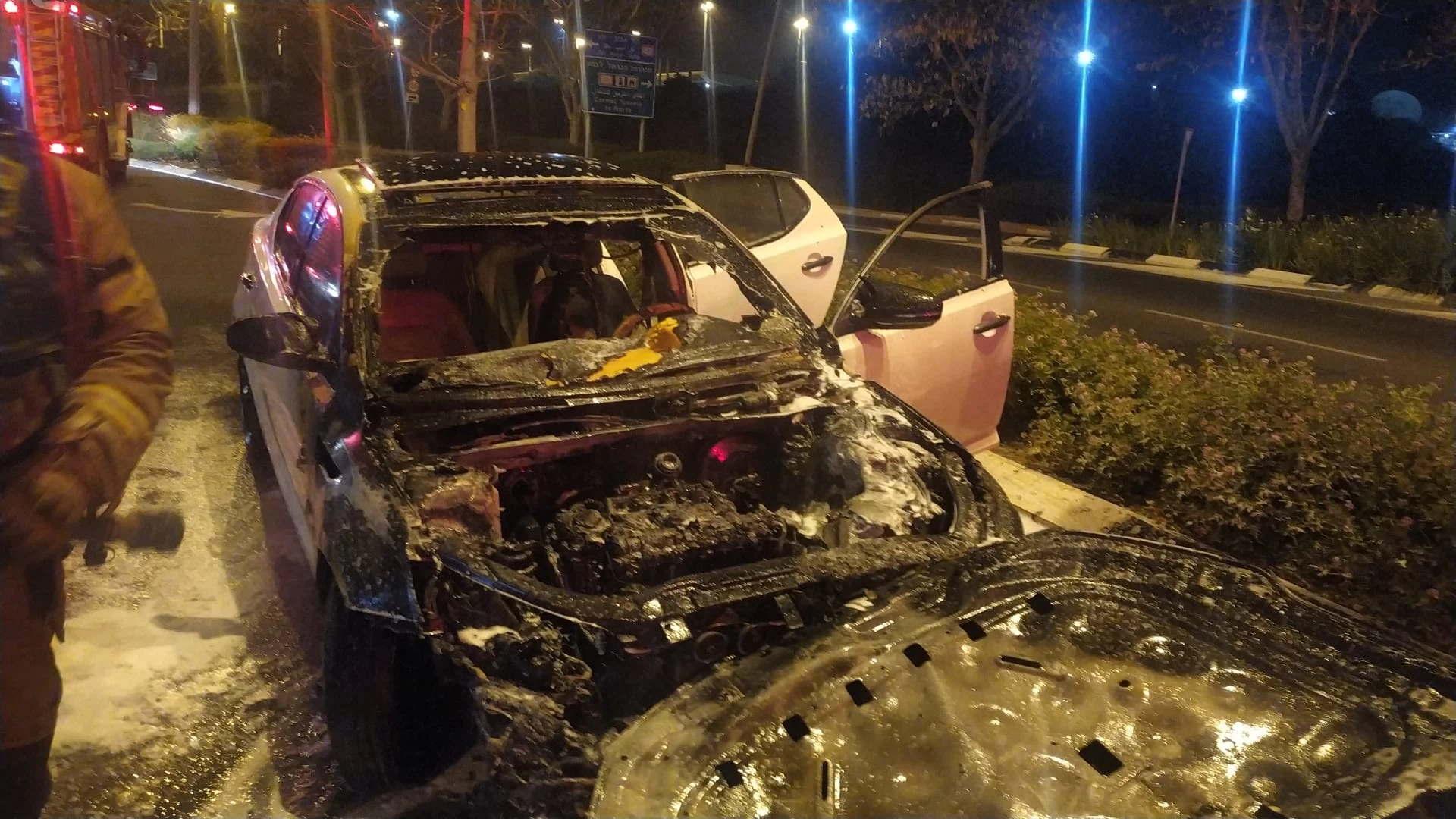 הרכב לאחר שכובה (צילום: דוברות כבאות והצלה לישראל, מחוז חוף)