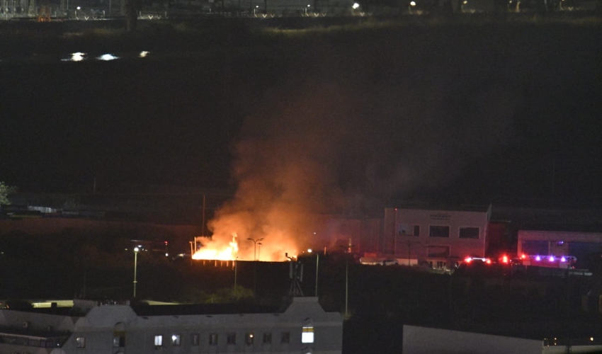 שריפה במחסן עצים בצ'ק פוסט (צילום: דני ברקוביץ, חדר מצב ארצי)