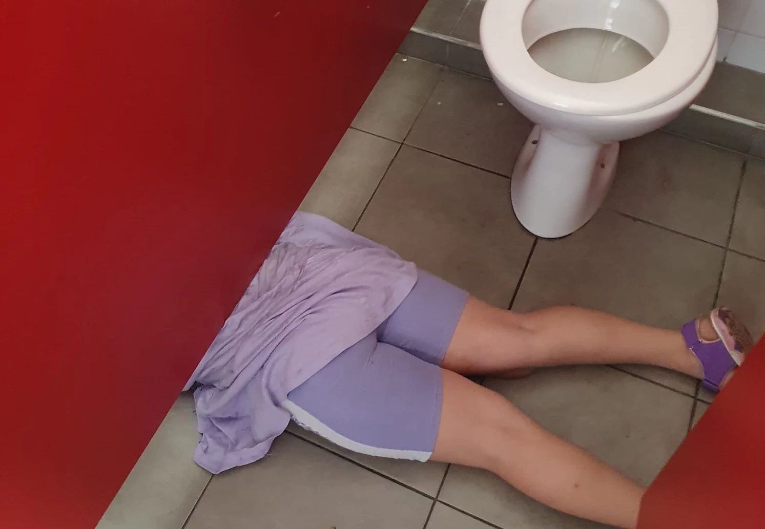 הילדה בין שני תאי השירותים (צילום: דוברות כבאות והצלה, מחוז צפון)