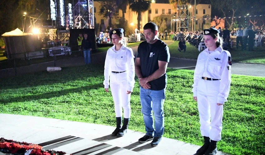 רביע פלאח, אביו של לוחם מג"ב, יזן פלאח ז"ל, שנרצח בפיגוע בחדרה, הניח זר בשם המשפחות השכולות במגזר הדרוזי (צילום: ראובן כהן, דוברות עיריית חיפה)