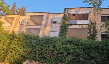הבניין שנבזז ברחוב בייליס 4 בכרמליה (שימוש לפי סעיף 27א לחוק זכויות יוצרים)