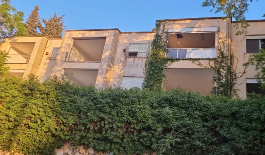 הבניין שנבזז ברחוב בייליס 4 בכרמליה (שימוש לפי סעיף 27א לחוק זכויות יוצרים)