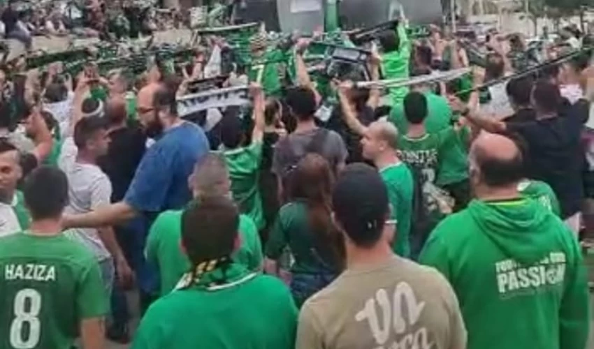 אוהדי מכבי חיפה הערב מחוץ לאצטדיון המושבה בפתח תקווה (צילום: אלי הרשקו)