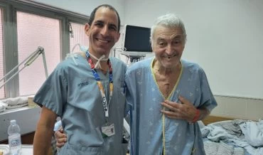 ד"ר לוינר והמנותח מאיר גולן (צילום: אלי דדון)