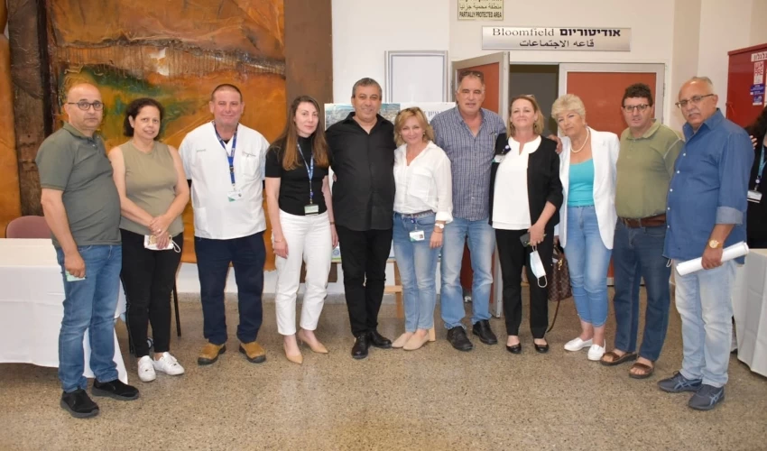 נציגי ועדי העובדים הארצי והמקומי עם הנהלת בית החולים (צילום: אלי דדון, ירון חזן)