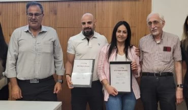 תעודת הצטיינות לבני זוג אלי ושי אוחנה (צילום: המכללה האקדמית גליל מערבי)